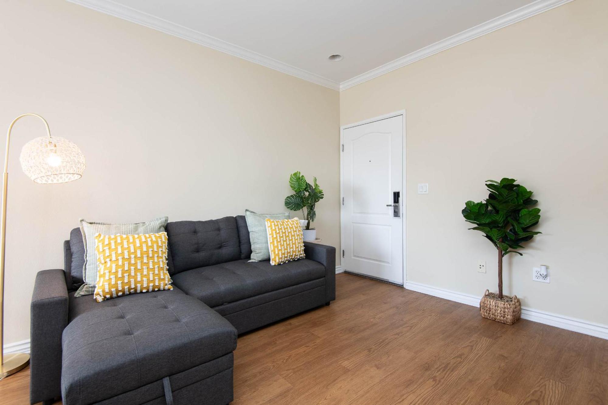 By The Coast Living In Santa Monica Pier Promenade Apartment *