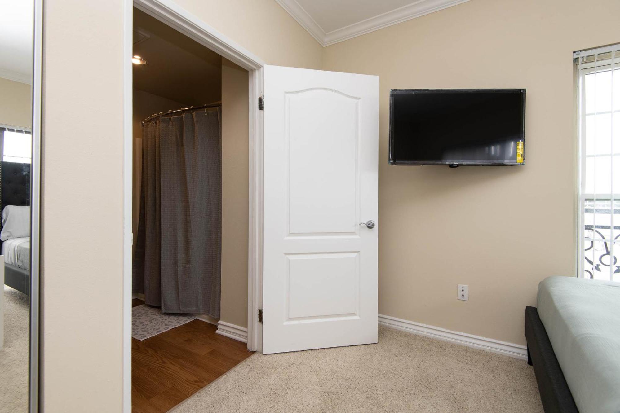 By The Coast Living In Santa Monica Pier Promenade Apartment *